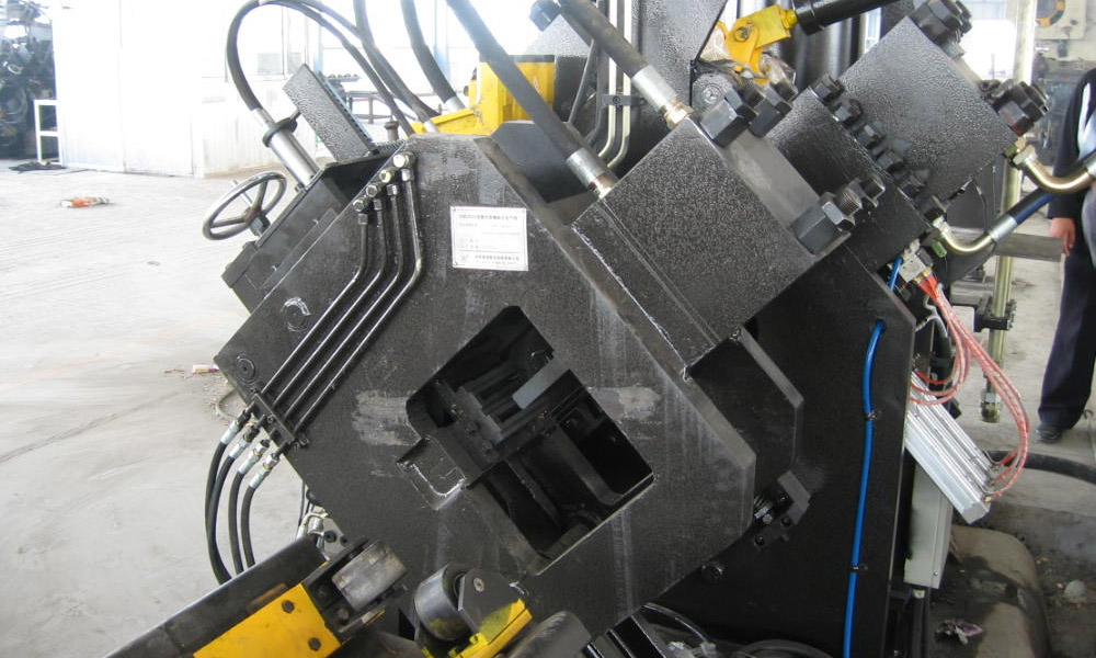 cnc angle line machine.jpg Линия угловой штамповки, маркировки и резки с ЧПУ серии JGX