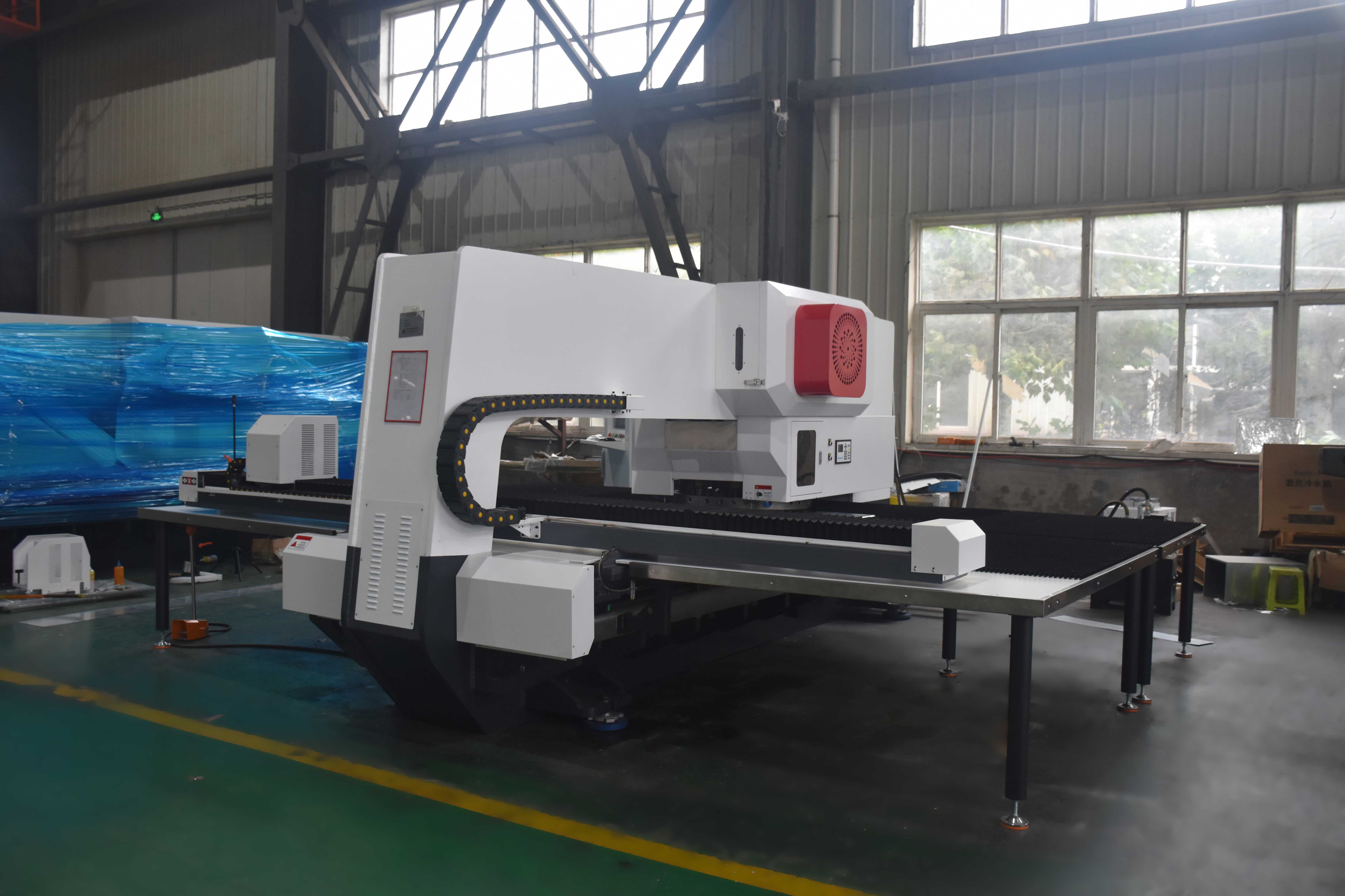 Комбинированная машина для пробивки отверстий с волоконным лазером