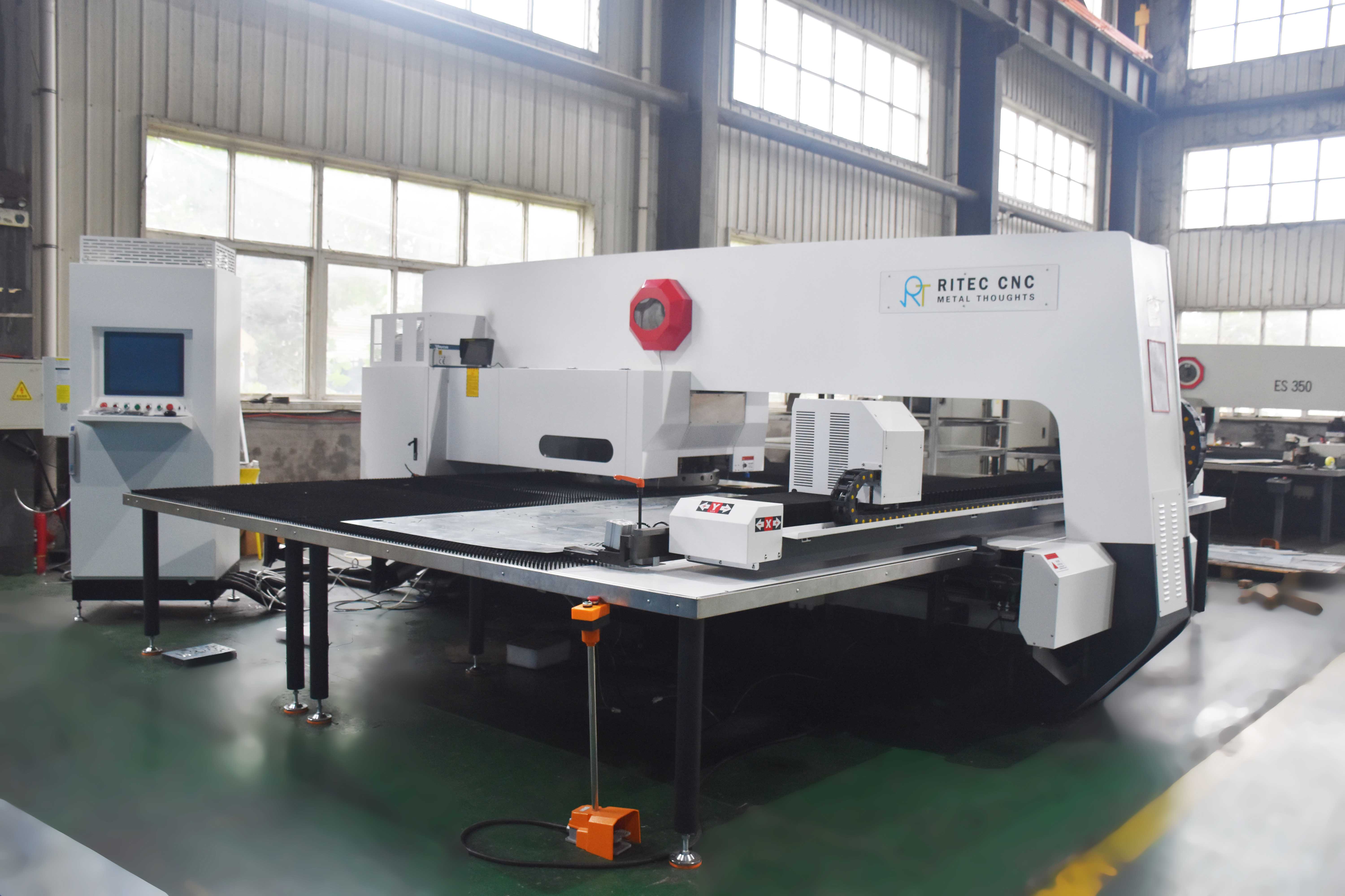 Комбинированная машина для пробивки отверстий с волоконным лазером