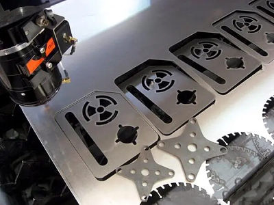 Laser cutting machine for cutting complex shapes of sheet metal