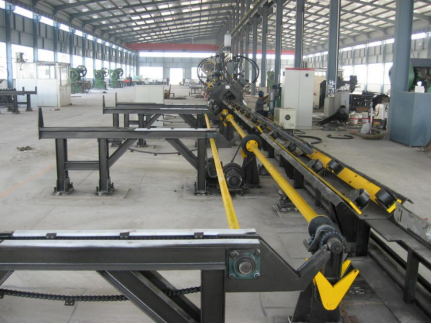 Видеоролик проверки угловой линии с ЧПУ с автоматической системой подачи