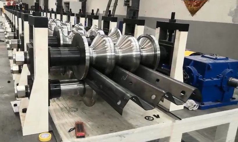 Профилегибочная машина для производства дорожных ограждений