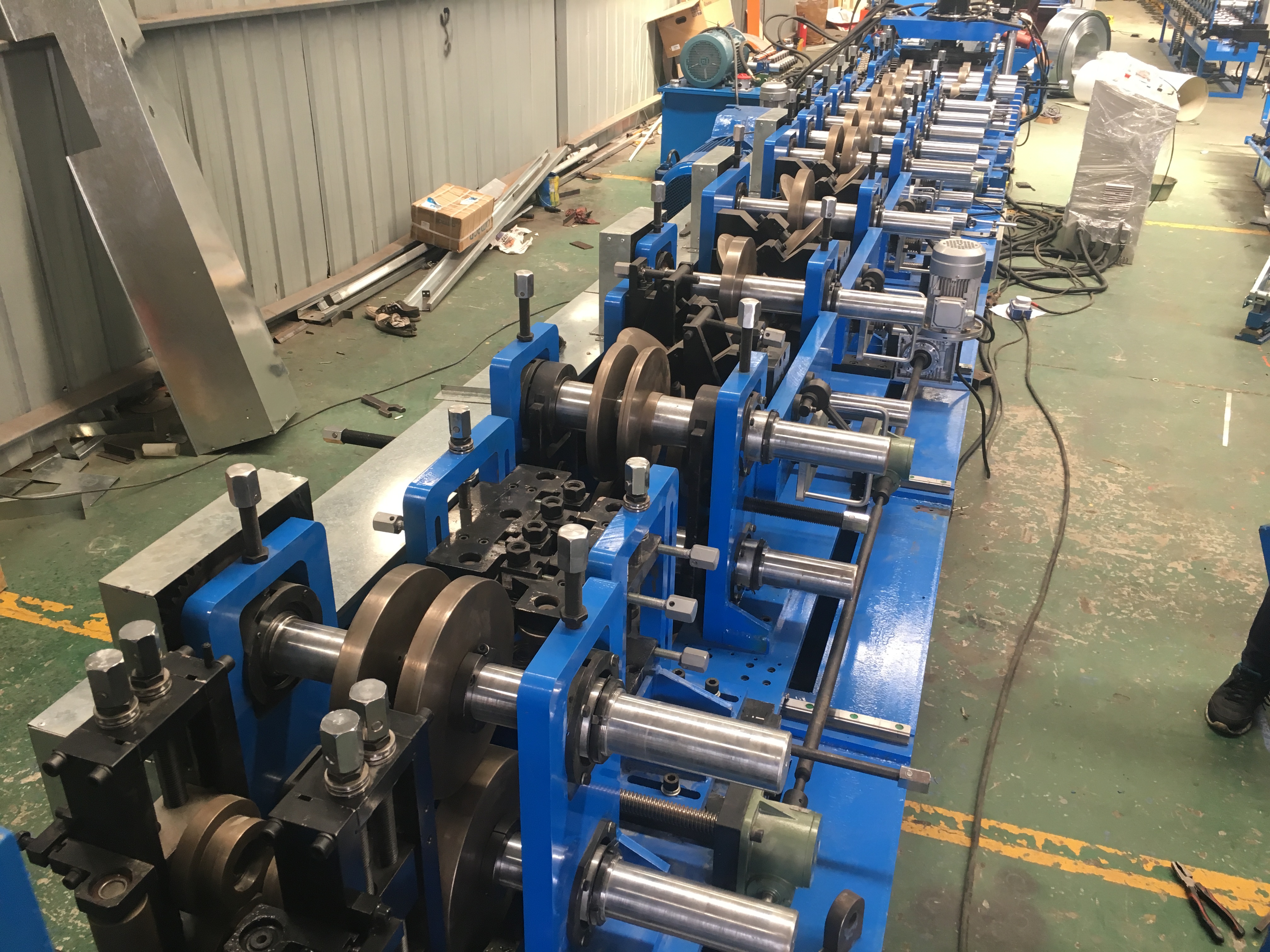 Профилегибочная машина для производства прогонов CZ