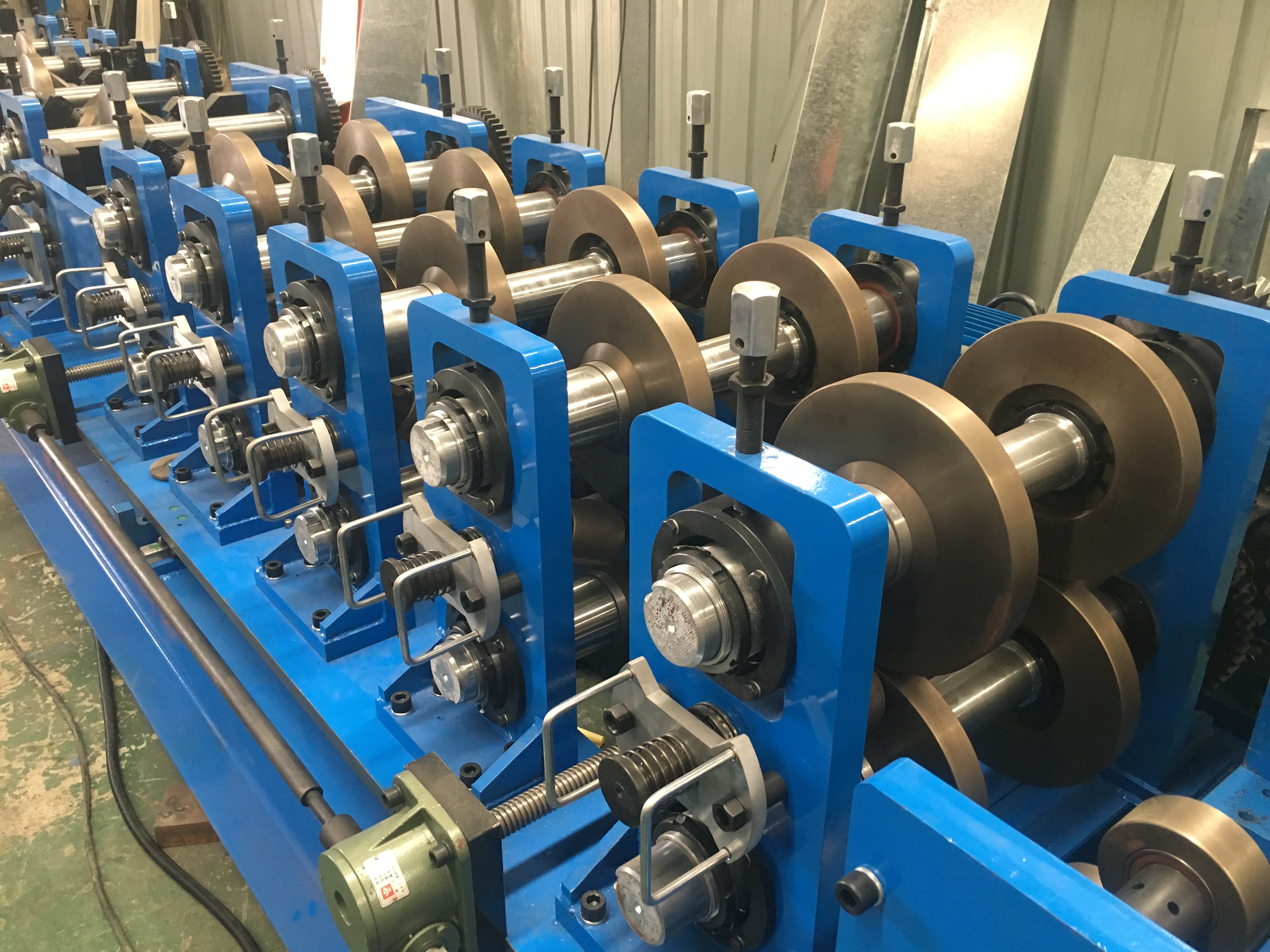 Профилегибочная машина для производства прогонов CZ