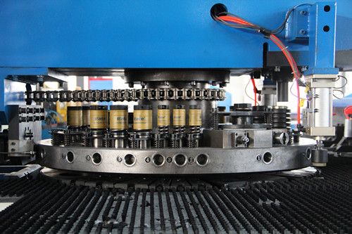 Технические процедуры безопасности при работе с револьверным координатно-пробивным прессом с ЧПУ