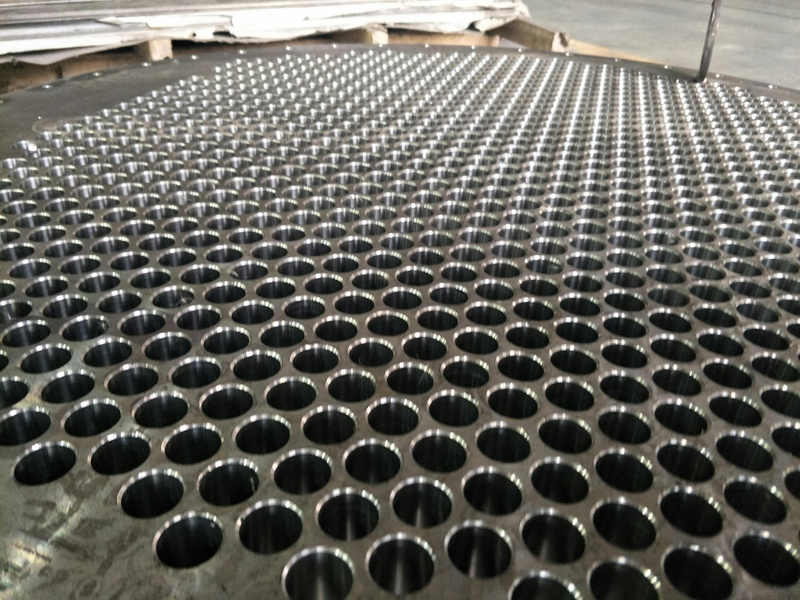 Как сверлильный станок с ЧПУ для трубных досок справляется с материалами высокой твердости?