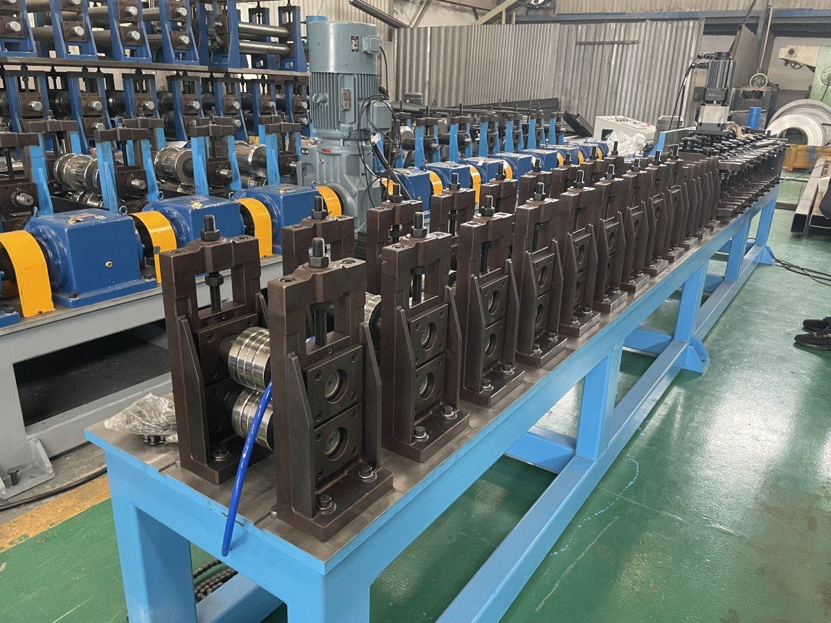 roll forming .jpg Профилегибочная машина для производства лопаток вентилятора успешно отправлена в Индию