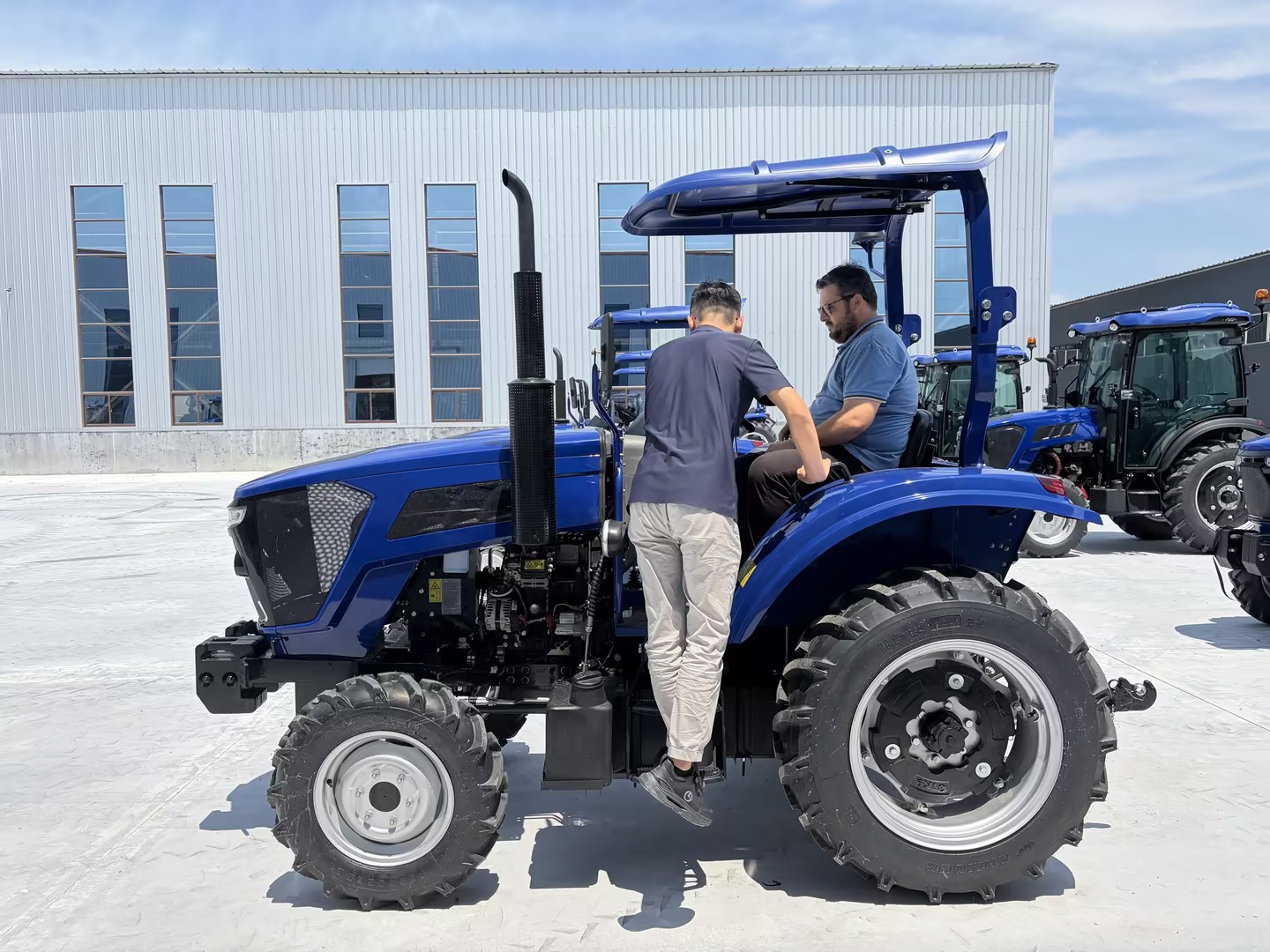 Clientes brasileiros visitam a fábrica da RAISO: construindo soluções confiáveis em máquinas agrícolas para a agricultura sul-americana
