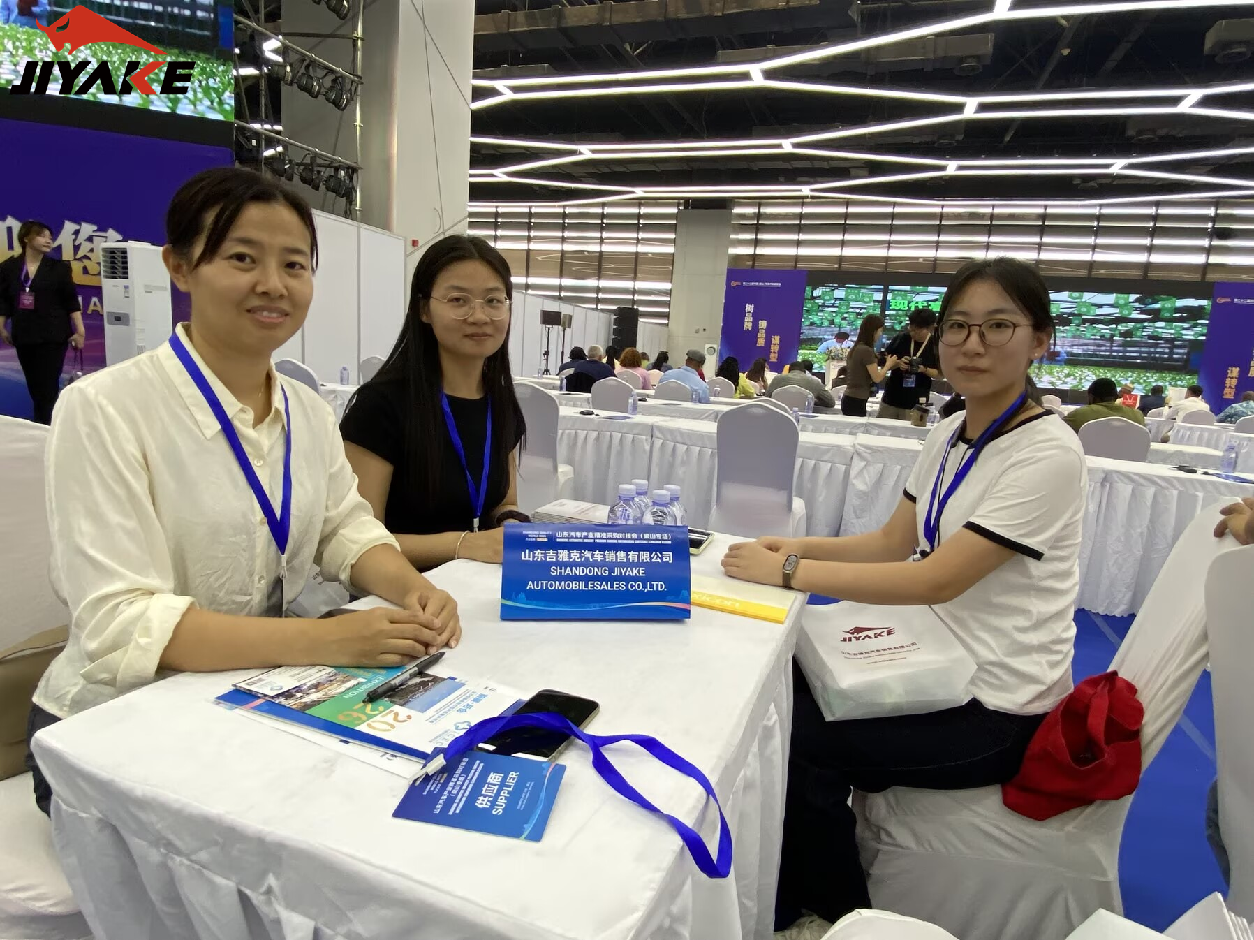 Shandong Jiyake presenta vehículos comerciales y remolques premium en la Exposición Automotriz de Liangshan
