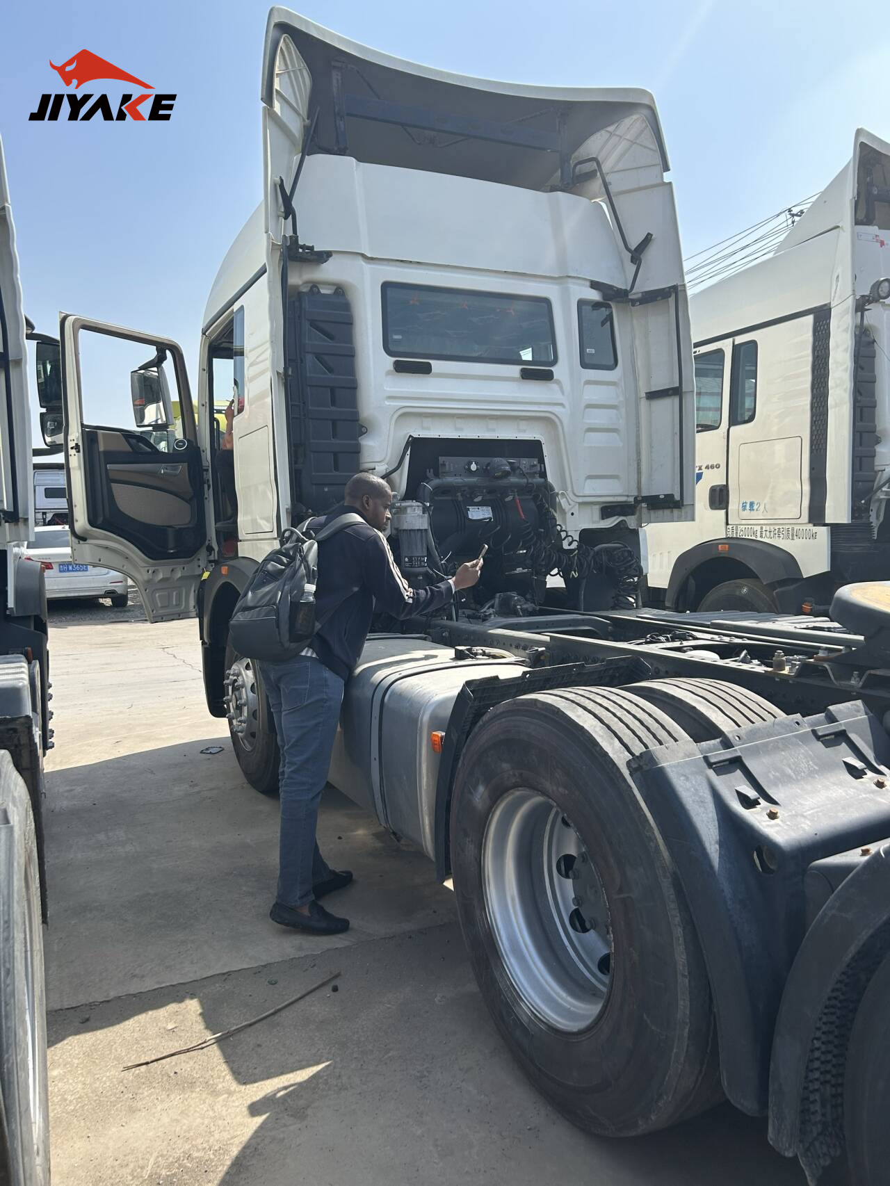 Versión en inglés: un cliente de Mali visita JIYAKE para inspeccionar tractocamiones SINOTRUK