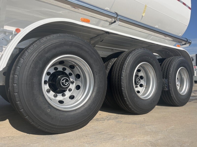 Полуприцеп-цистерна для перевозки нефти 3 оси