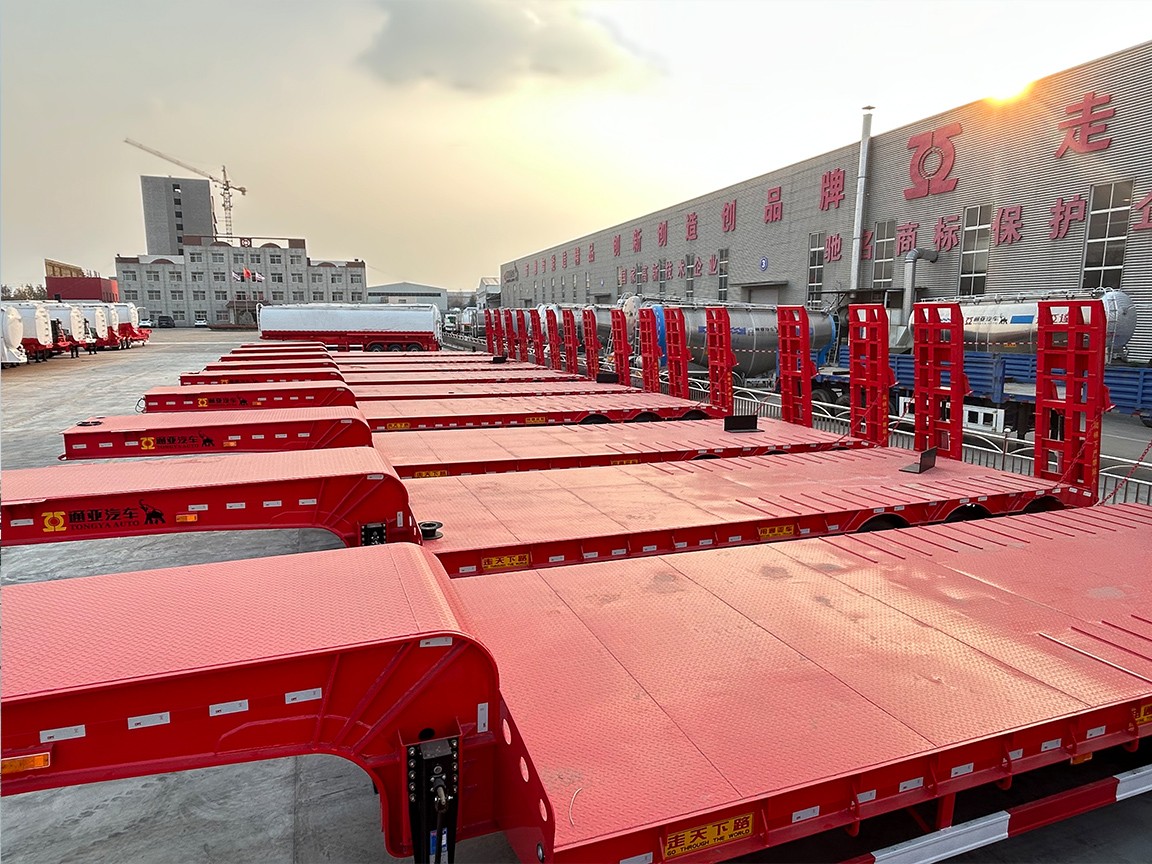 A large number of Low Bed Semi-trailers ready to be shipped to overseas1.png