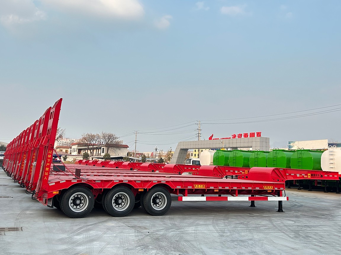 A large number of Low Bed Semi-trailers ready to be shipped to overseas4.png