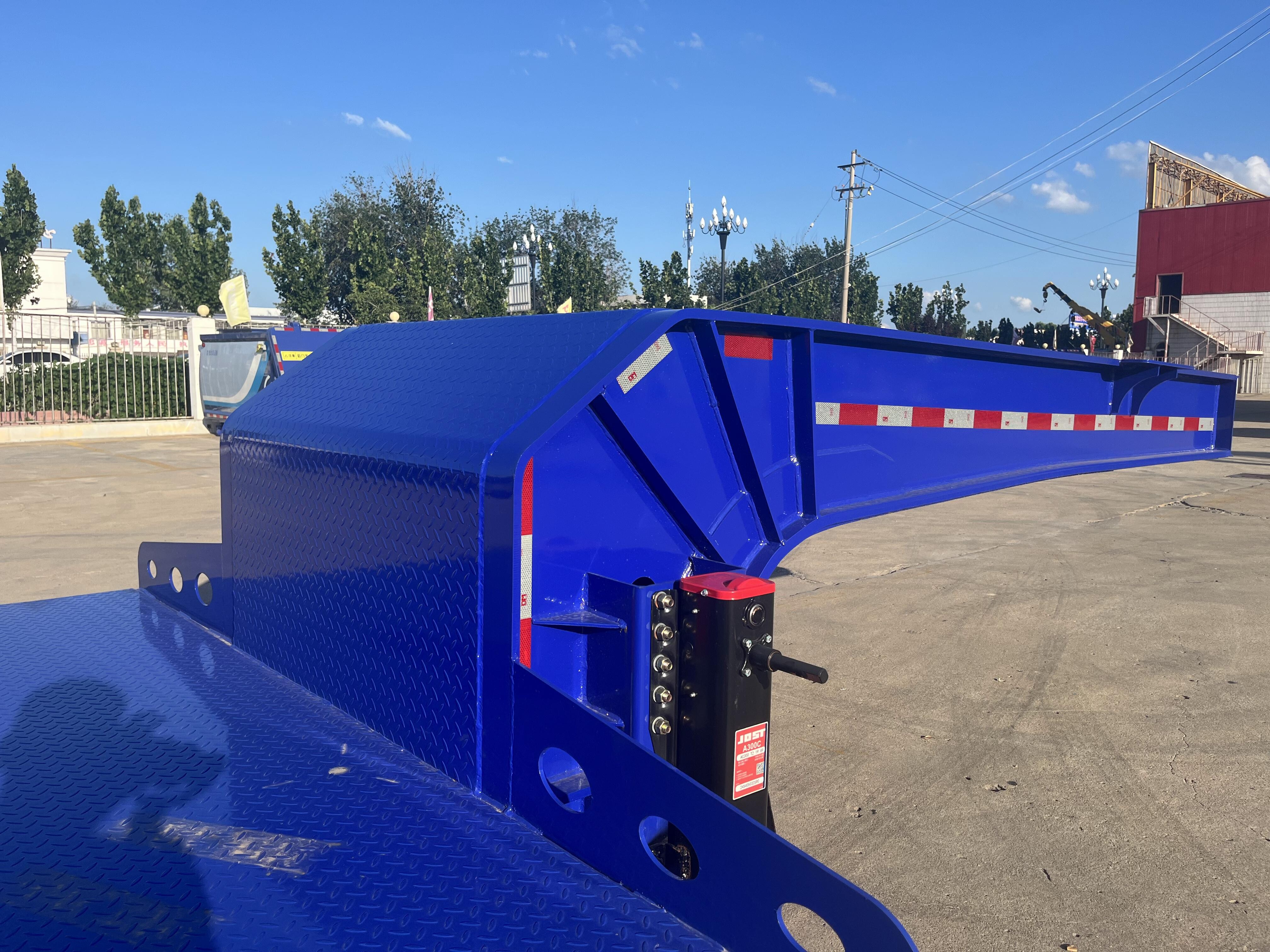 Полуприцеп с низкой кроватью и лестницей