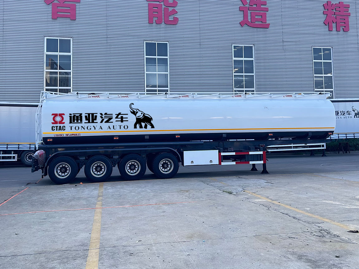 Полуприцеп-цистерна для топлива с 4 осями