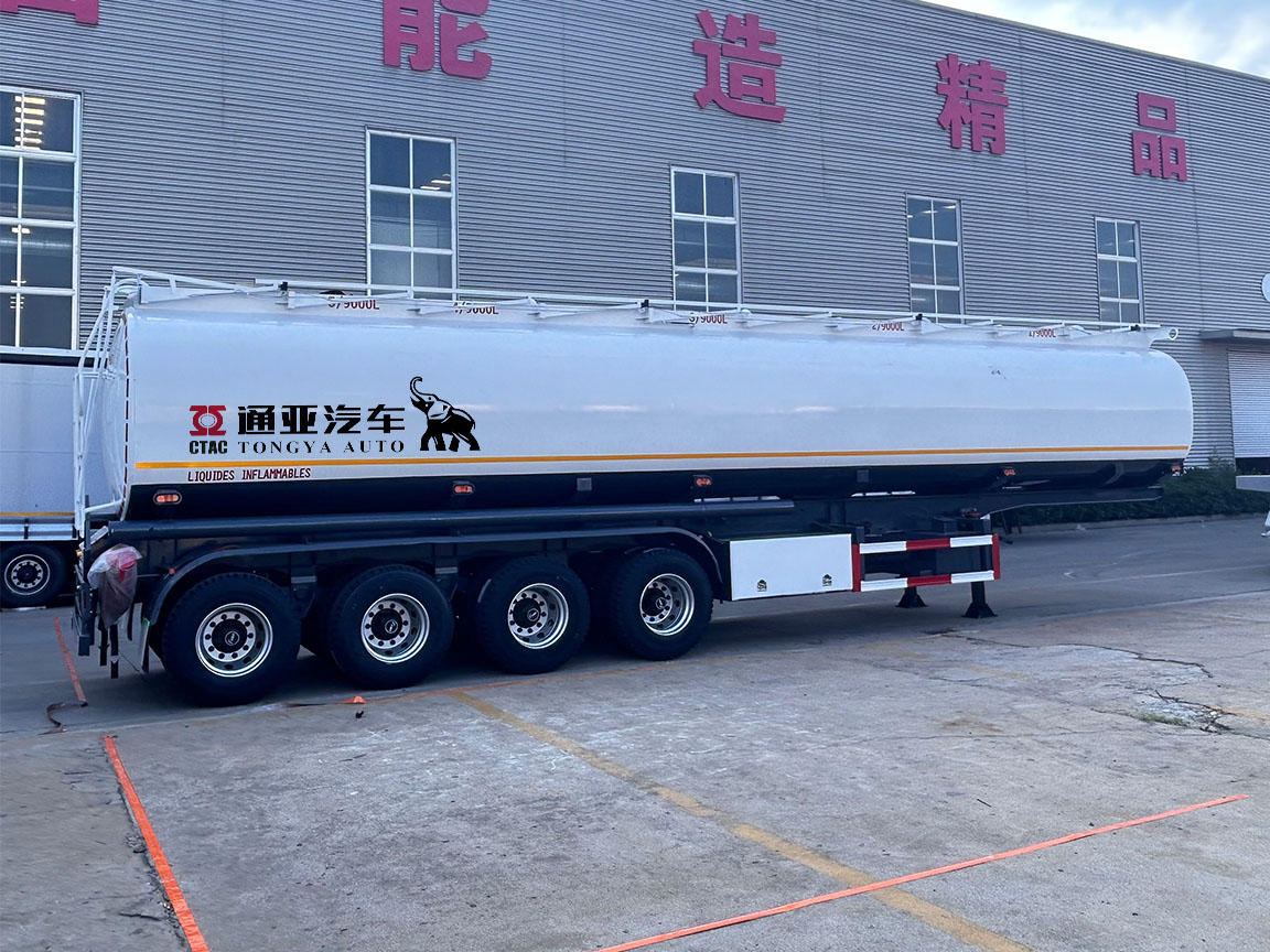 Полуприцеп-цистерна для топлива с 4 осями