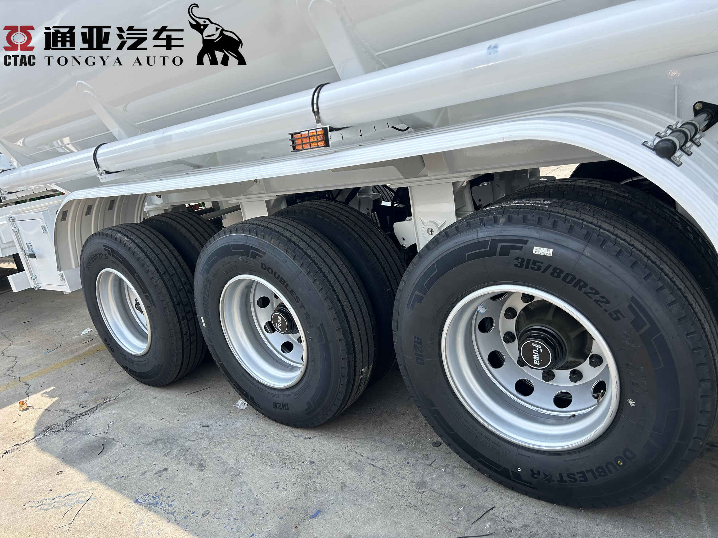 3-осевой полуприцеп-цистерна для топлива с огнетушителем