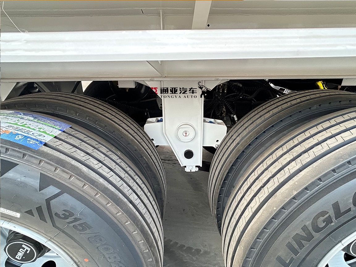 4-осный полуприцеп-цистерна для топлива объемом 54000 литров