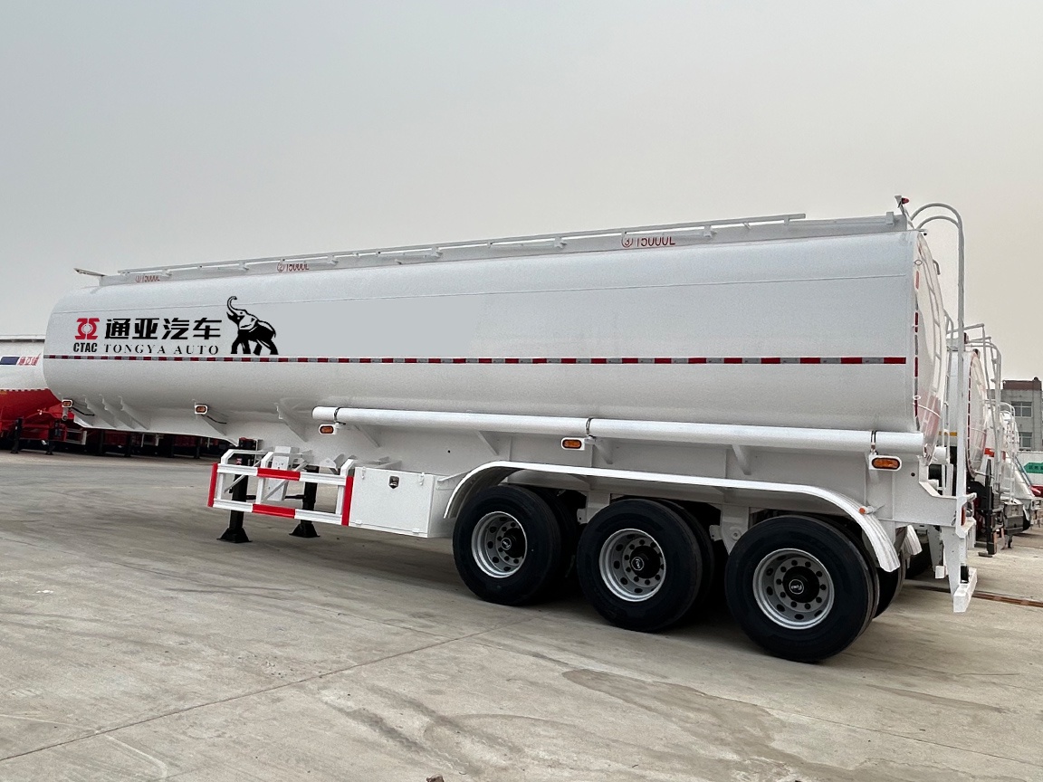 3-осный полуприцеп-цистерна для перевозки нефтепродуктов объемом 45 000 литров
