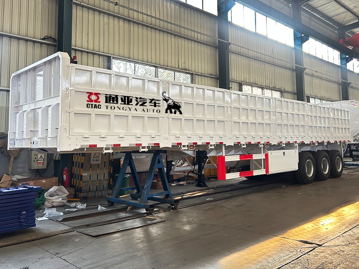 100-тонный полуприцеп с боковыми стенками для перевозки крупногабаритных грузов