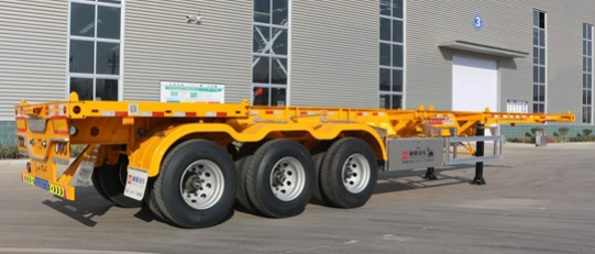 El primer semirremolque para transporte de contenedores sale de la línea de producción