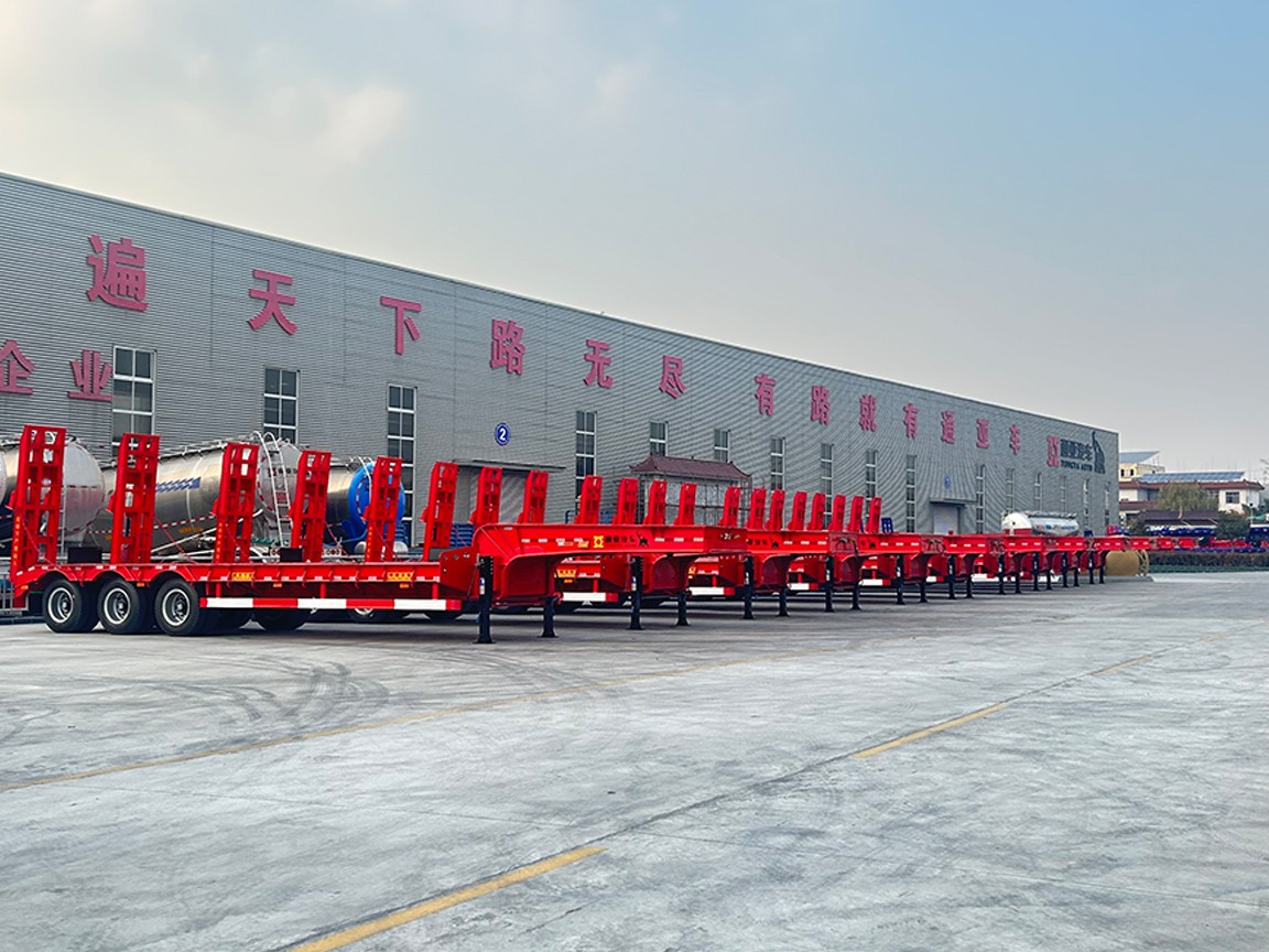 A large number of Low Bed Semi-trailers ready to be shipped to overseas5.png