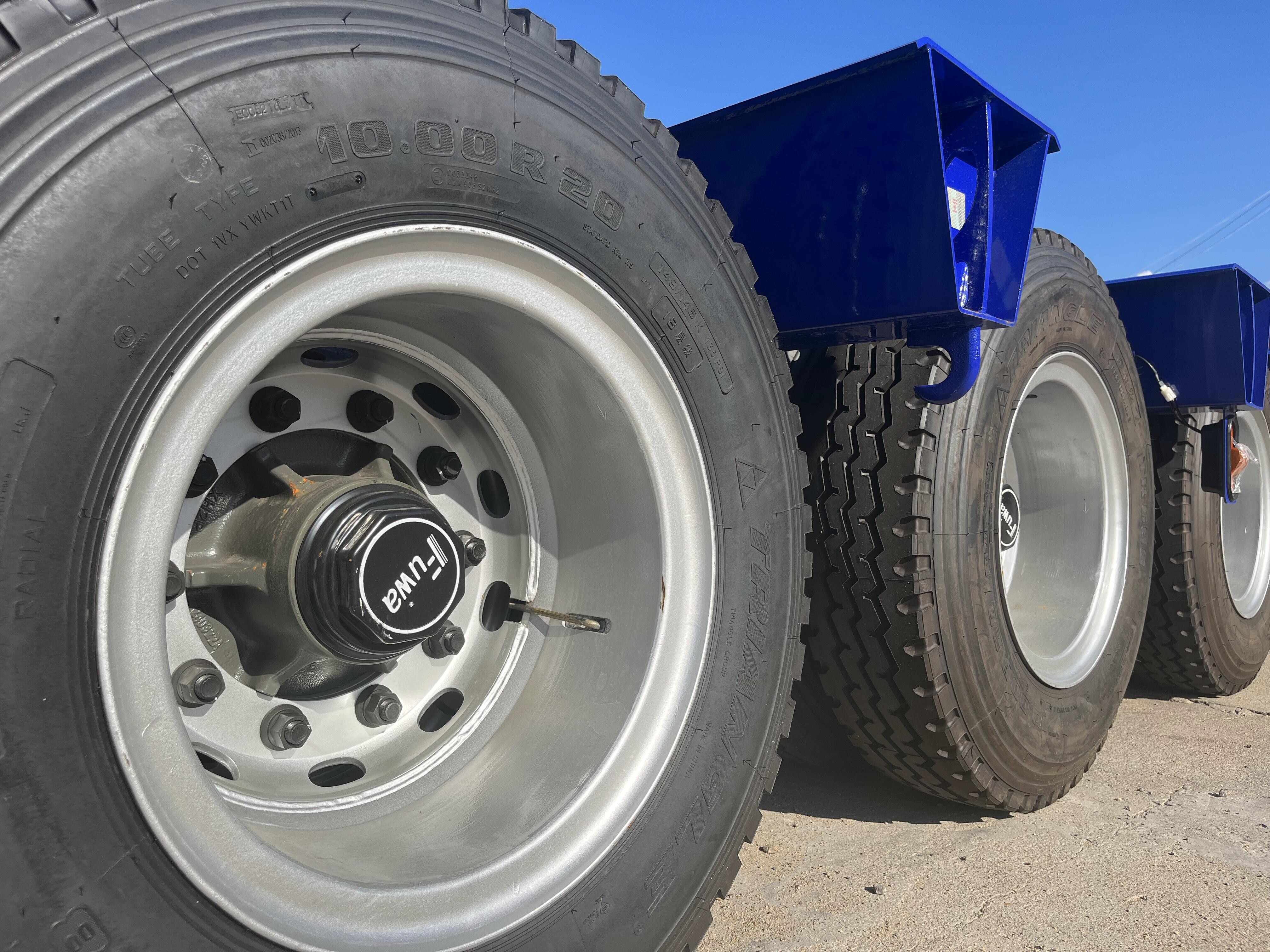 Semirremolque de plataforma baja con escalera