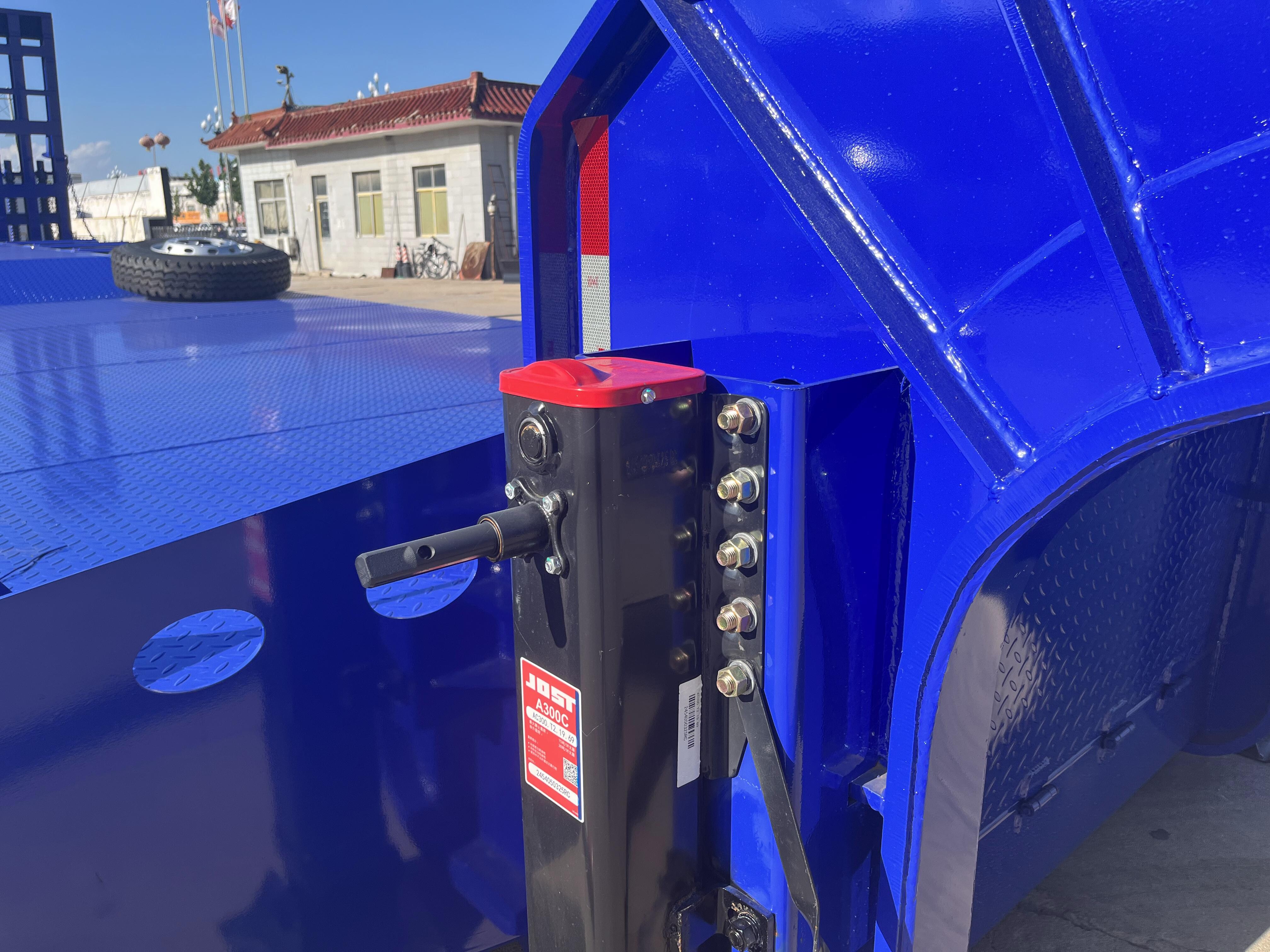 Semirremolque de plataforma baja con escalera