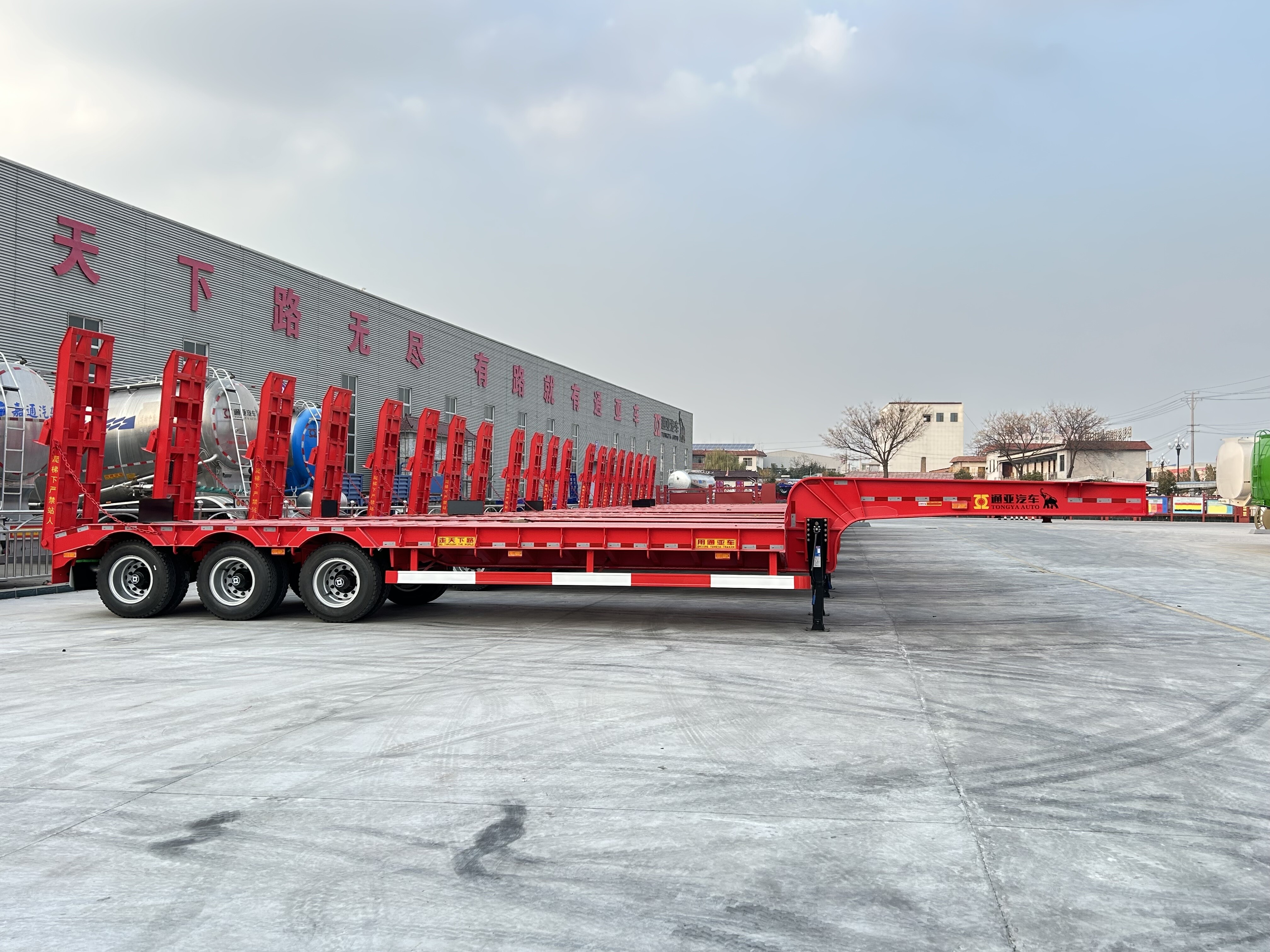 Semirremolque de plataforma baja--Transporte de maquinaria y equipos pesados