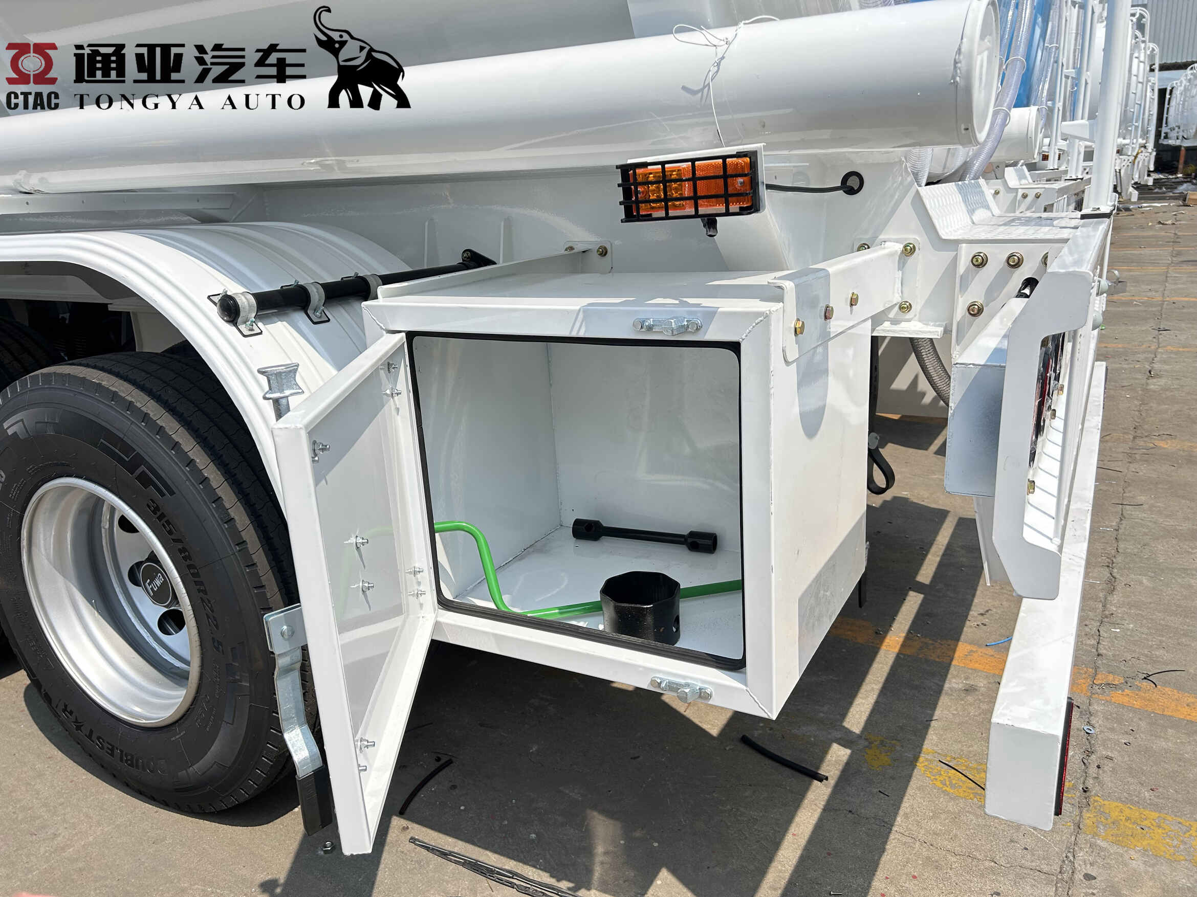 Semirremolque cisterna de combustible de 3 ejes con extintor