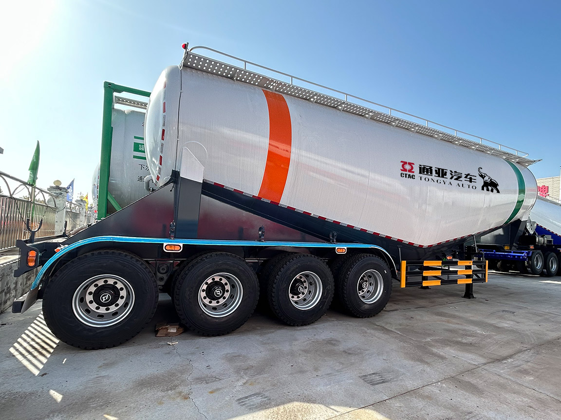 Semi remolque cisterna de polvo de 4 ejes con compresor de aire y motor diésel
