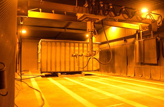 Después de soldar el cuerpo del contenedor, se realiza un chorro de arena en el cuerpo de la caja para limpiar las soldaduras y producir una cierta rugosidad en la superficie del cuerpo de la caja para aumentar el efecto anticorrosión del revestimiento. Puede transferirse entre barcos, vagones de chasis, camiones y vehículos ferroviarios durante mucho tiempo.