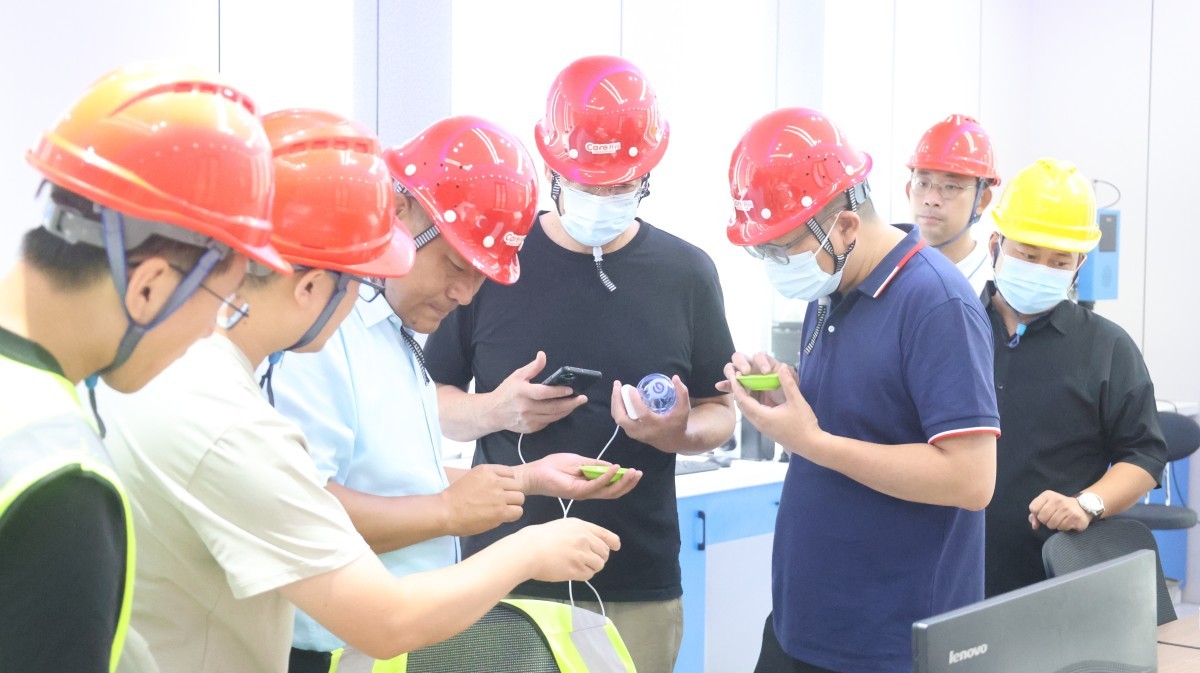 Recently, a delegation of leaders from COSCO Group visited Feng ErDa Group for a factory inspection. The delegation toured the laboratory, production workshop, and warehousing area ( Recently, a delegation of leaders from COSCO Group visited Feng ErDa Group for a factory inspection. The delegation toured the laboratory, production workshop, and warehousing area (
