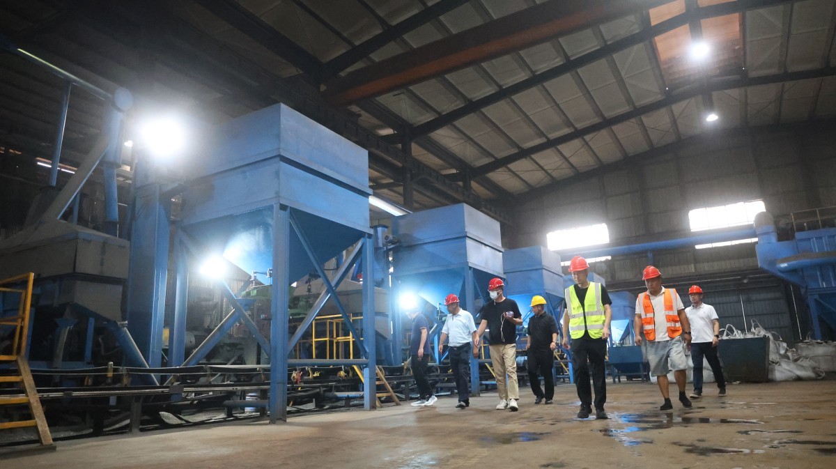 Recently, a delegation of leaders from COSCO Group visited Feng ErDa Group for a factory inspection. The delegation toured the laboratory, production workshop, and warehousing area ( (3)
