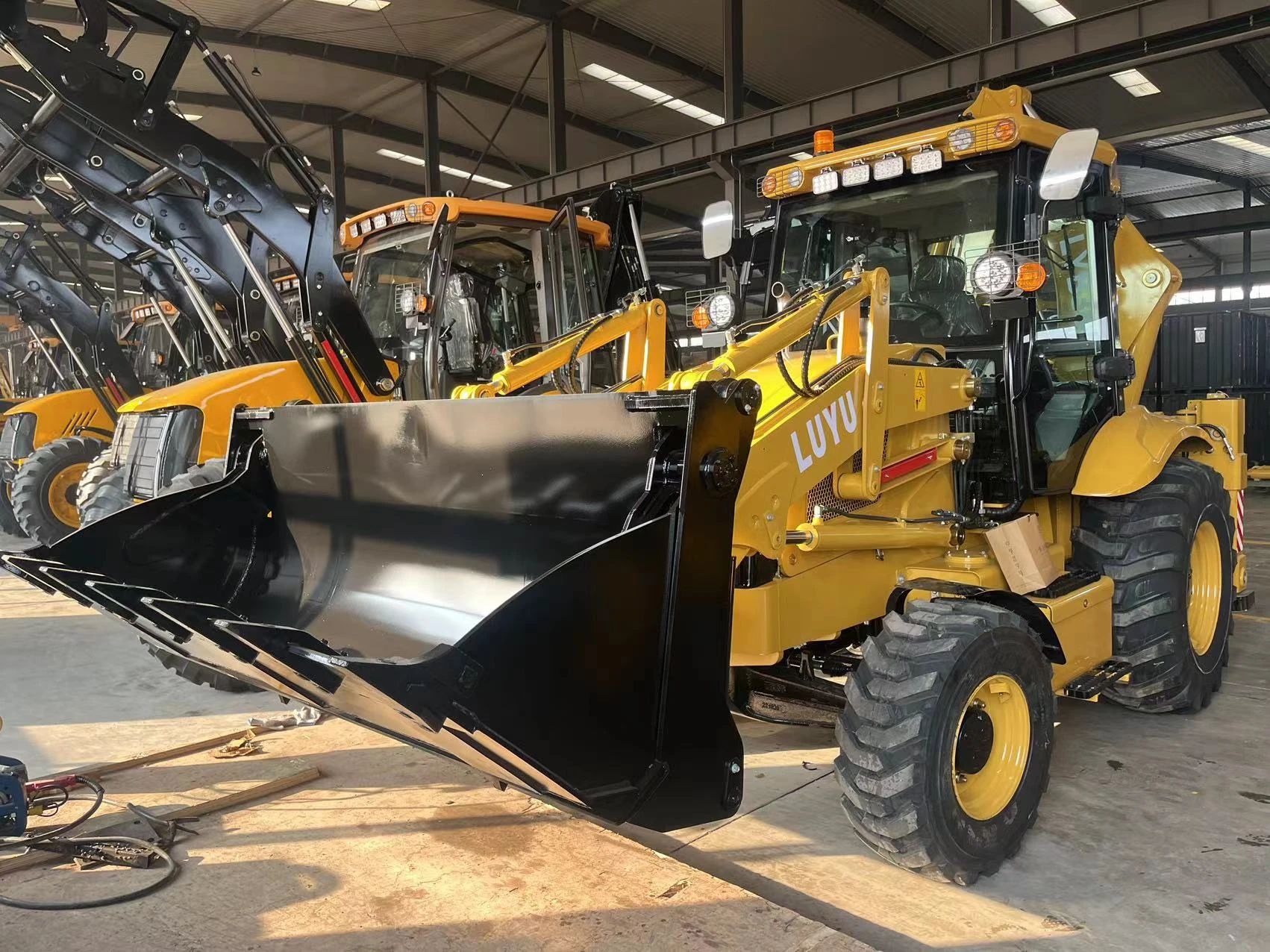 LYB-388 Center-pivot Backhoe Loader