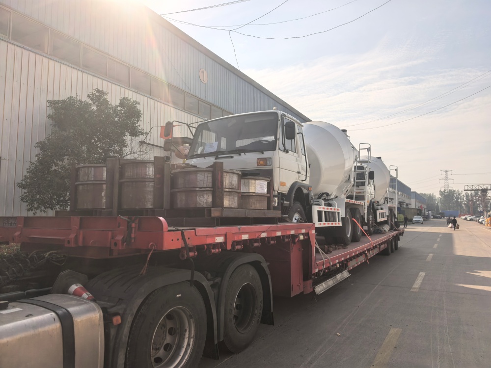 Camiones hormigonera sobre rieles enviados a Filipinas