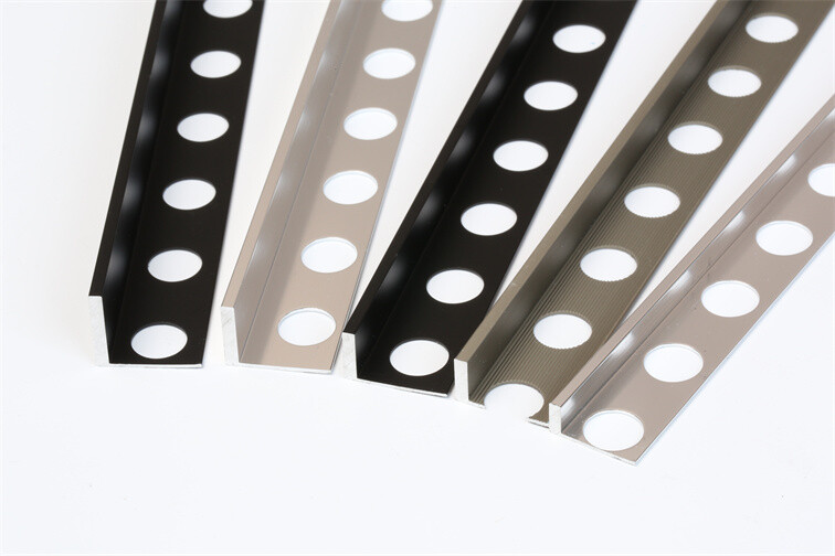 L-shaped edging strip for ceramic tile