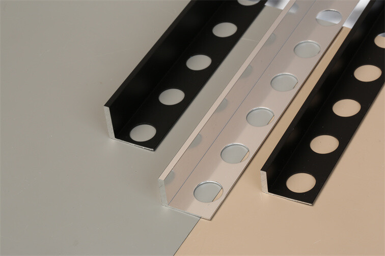 L-shaped edging strip for ceramic tile