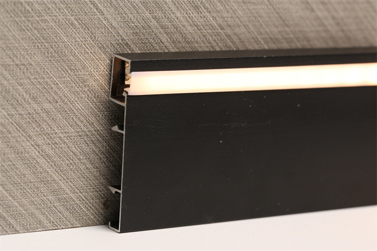 Straight lamp with baseboard