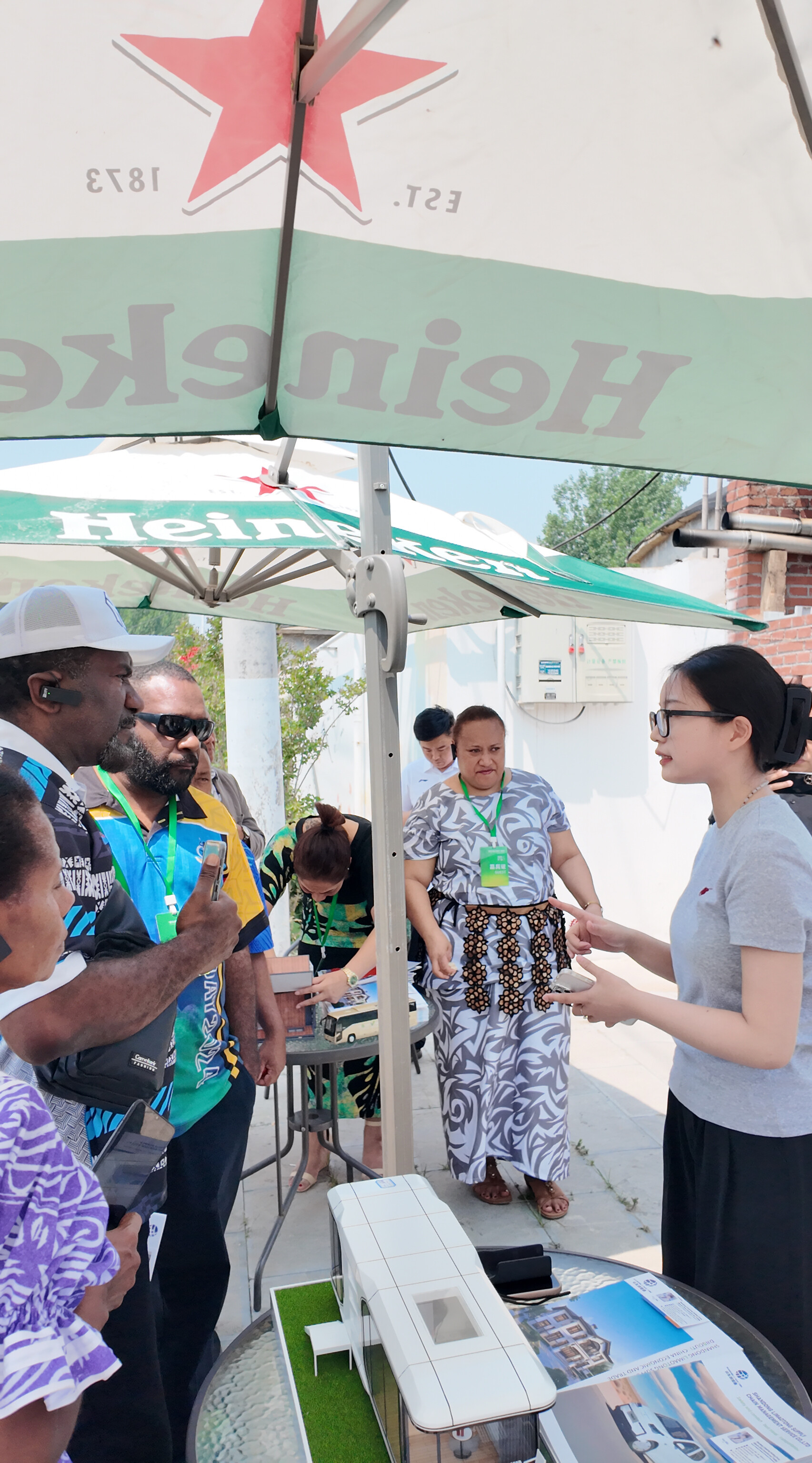 Инновационные продукты Shandong Limaotong Group блистают на Китайско-Южно-Тихоокеанской конференции по обмену опытом, складные дома пользуются благосклонностью к сотрудничеству из многих стран