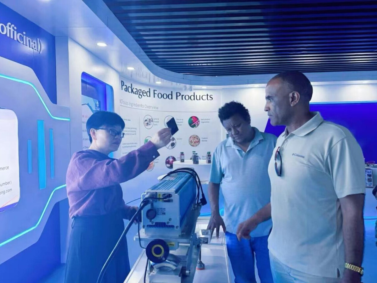 Ethiopian merchants visit Djibouti Cross -E -commerce Exhibition Center!-4.jpg