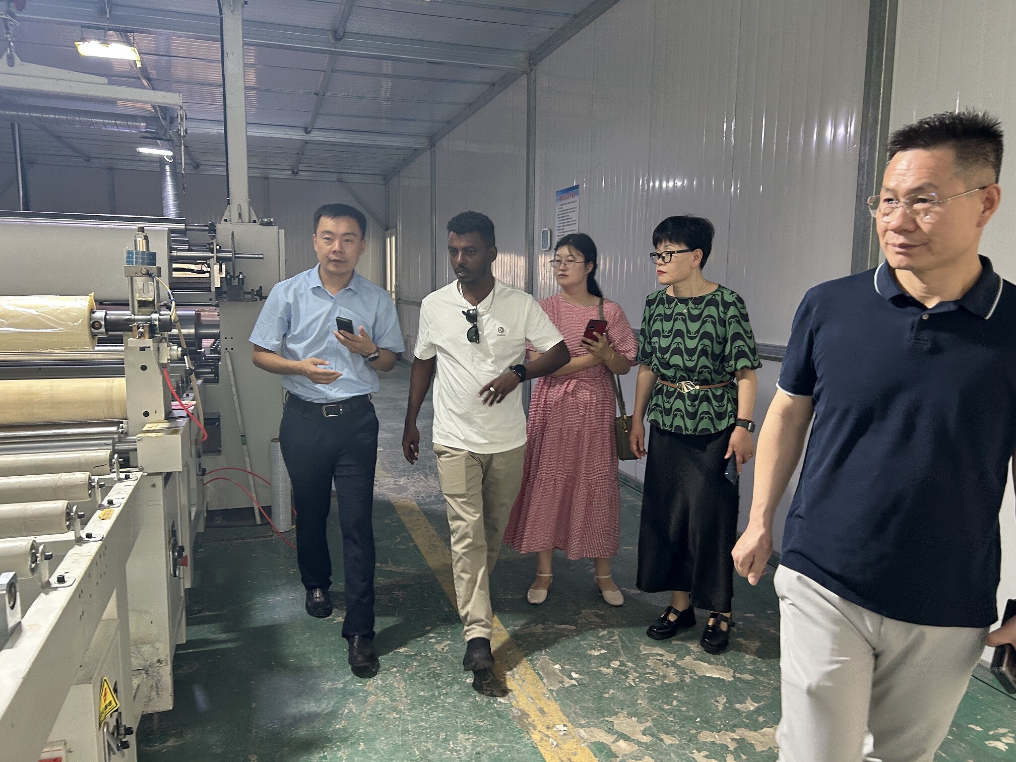 La cooperación entre China y Egipto en materia de materiales de construcción da nuevos pasos: Comerciantes etíopes visitan nuestra empresa y negocian la cooperación