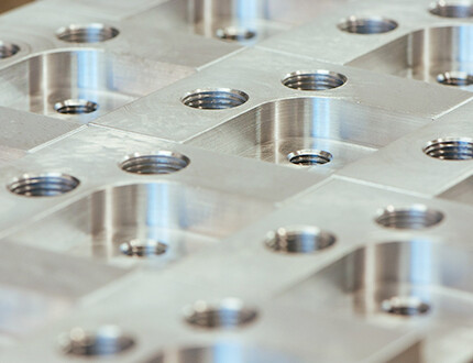 Normas para medir la vida útil de las placas recubiertas de color.