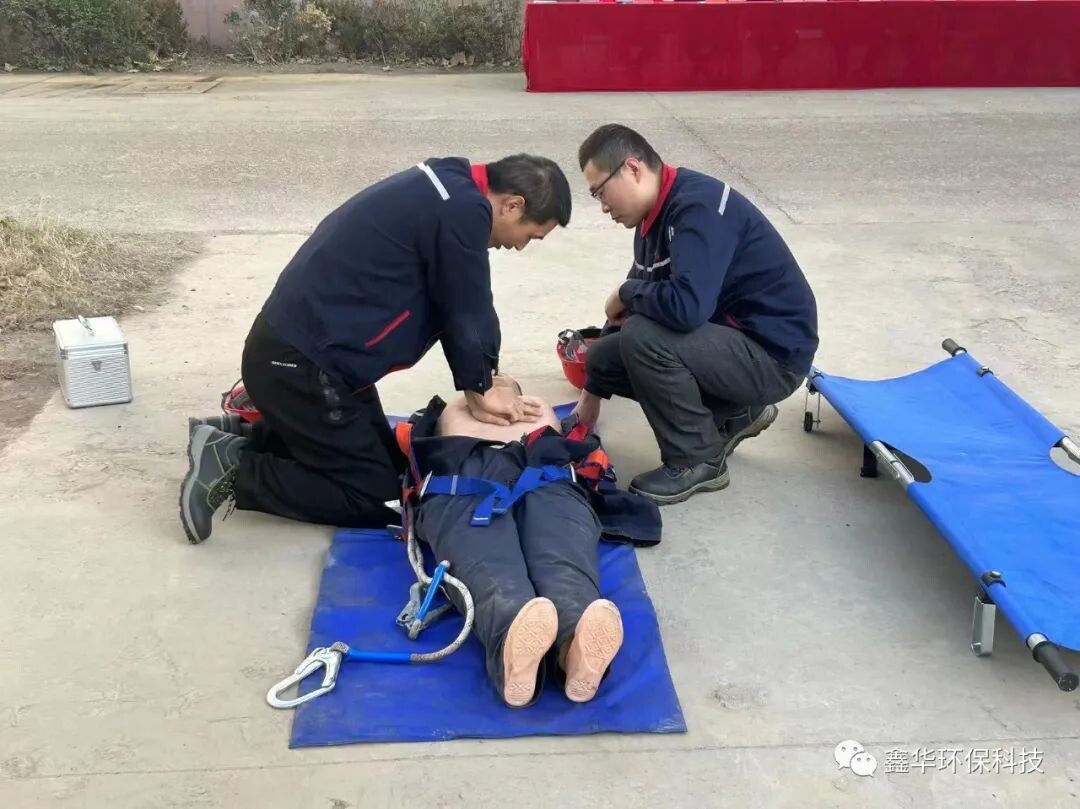 Esté siempre preparado para prevenir riesgos y realizar simulacros de combate reales para promover la seguridad.