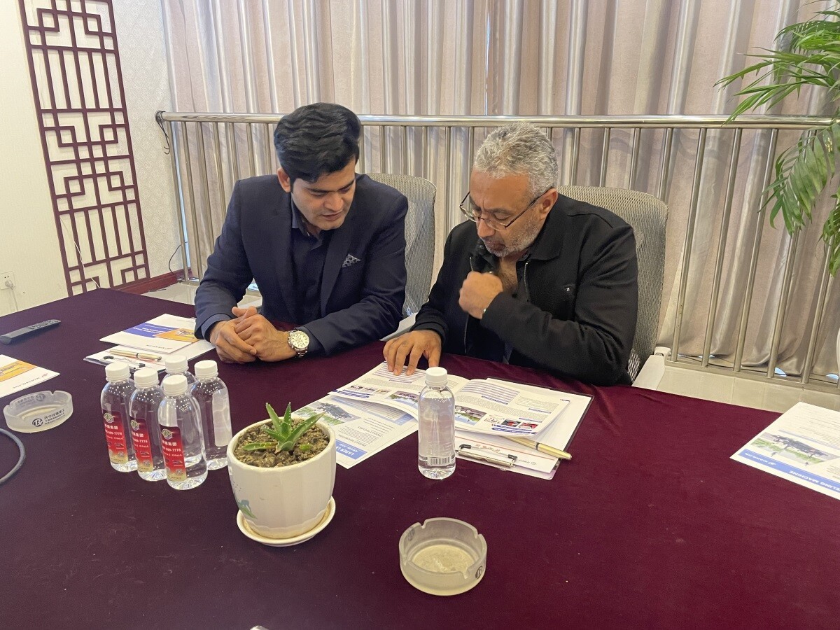 Saudi Arabian customers visited our factory and ordered 4 laser leveling machines (2).jpg Saudi Arabian customers visited our factory and ordered 4 laser leveling machines (2).jpg