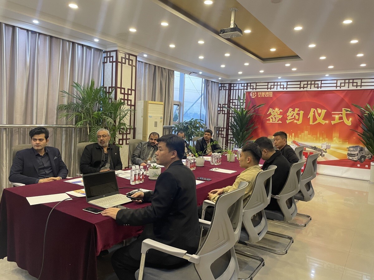 Saudi Arabian customers visited our factory and ordered 4 laser leveling machines (3).jpg Saudi Arabian customers visited our factory and ordered 4 laser leveling machines (3).jpg