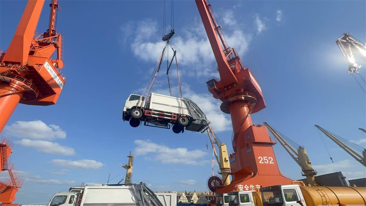 Garbage trucks are loaded onto ships and shipped abroad (2).jpg Garbage trucks are loaded onto ships and shipped abroad (2).jpg