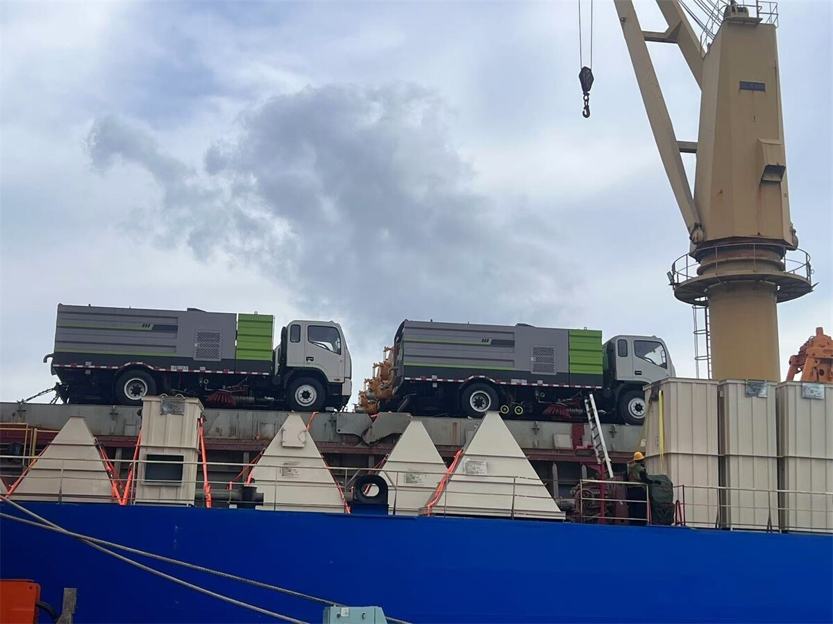 Garbage trucks are loaded onto ships and shipped abroad (3).jpg Garbage trucks are loaded onto ships and shipped abroad (3).jpg