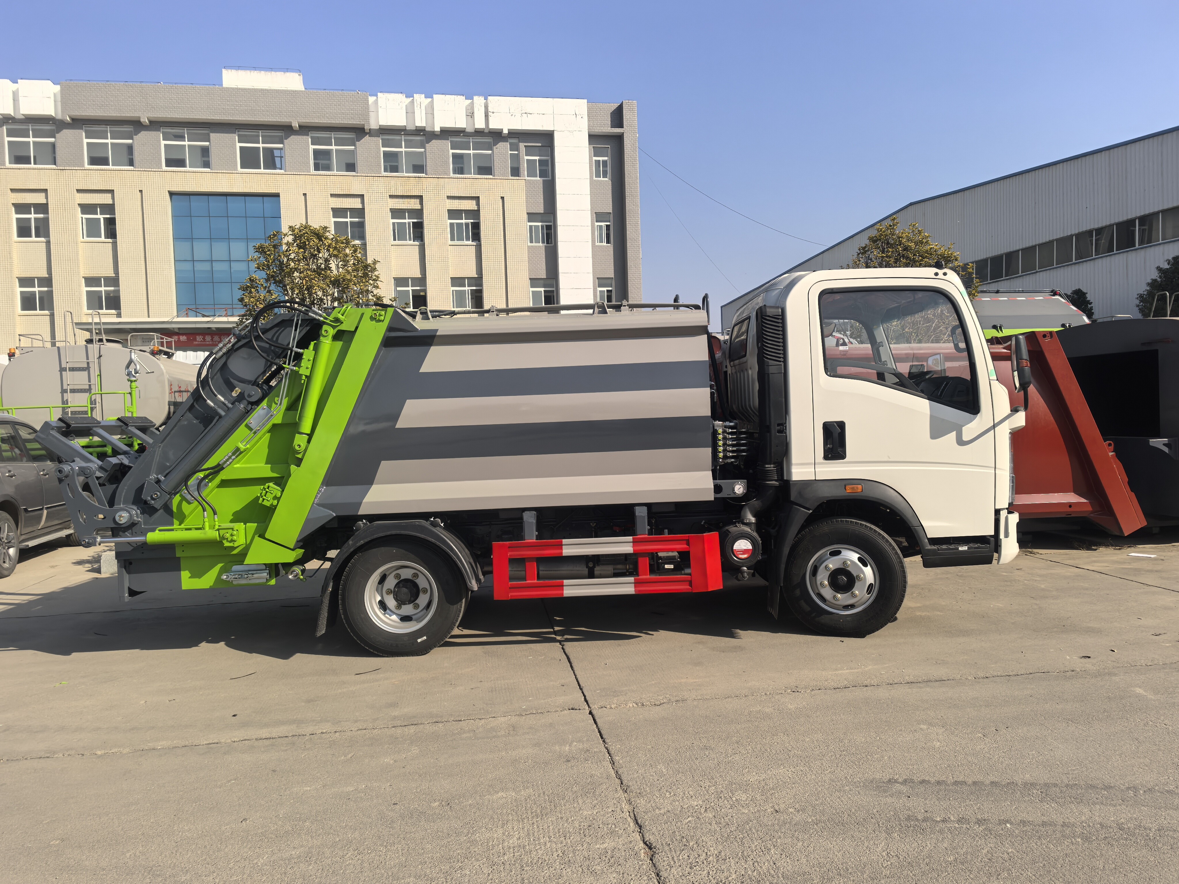 Мусоровозы с прессом готовы к отправке