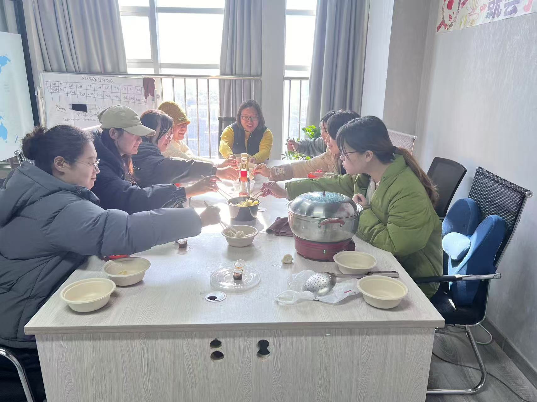 Теплые пельмени и сладкие шарики из клейкого риса в компании